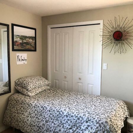 Mabuhay Lakeside Manor Bed and Breakfast Yellowknife Buitenkant foto