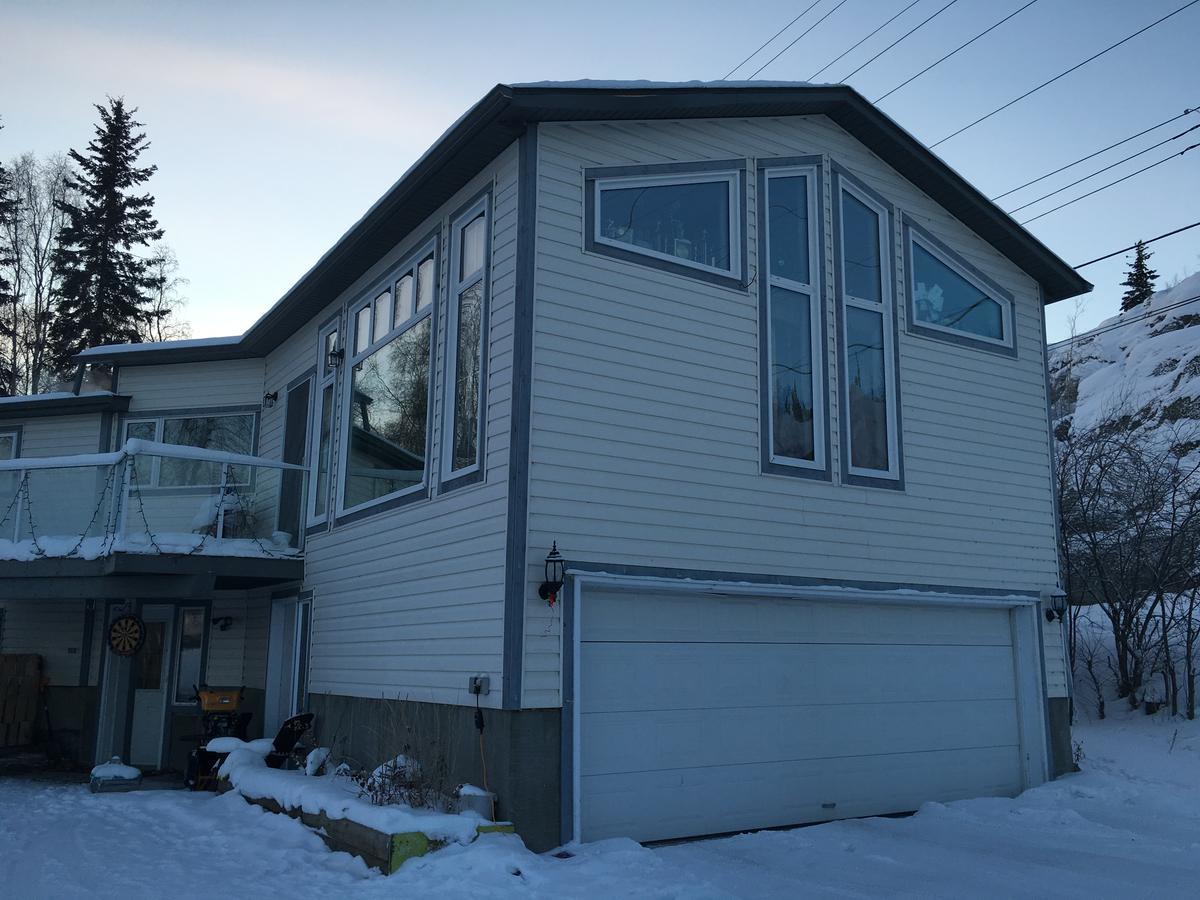 Mabuhay Lakeside Manor Bed and Breakfast Yellowknife Buitenkant foto