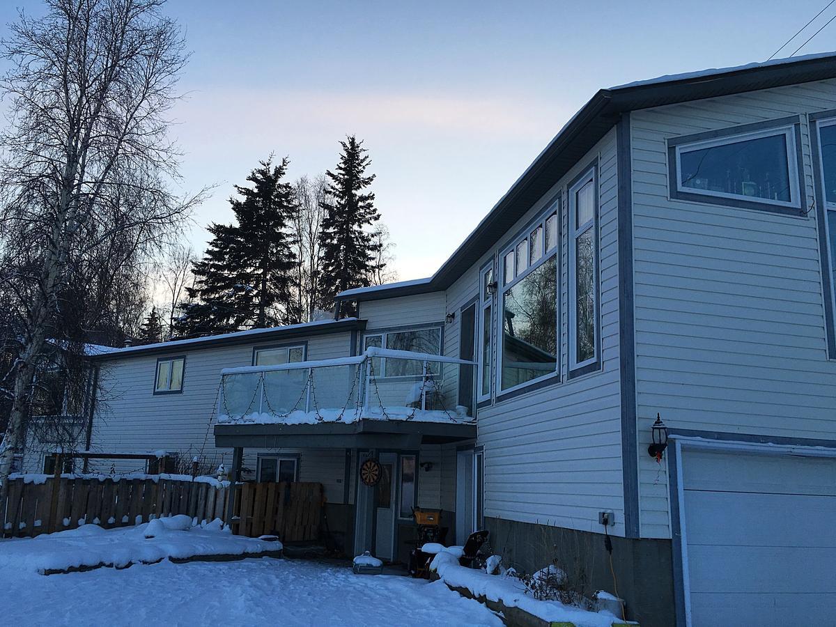 Mabuhay Lakeside Manor Bed and Breakfast Yellowknife Buitenkant foto