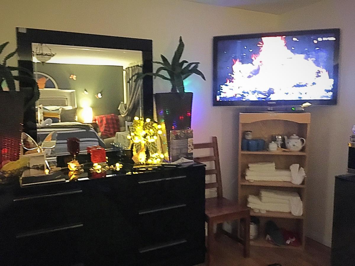 Mabuhay Lakeside Manor Bed and Breakfast Yellowknife Buitenkant foto