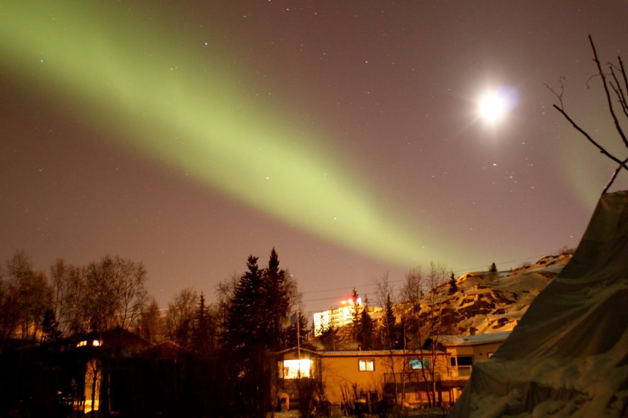 Mabuhay Lakeside Manor Bed and Breakfast Yellowknife Buitenkant foto