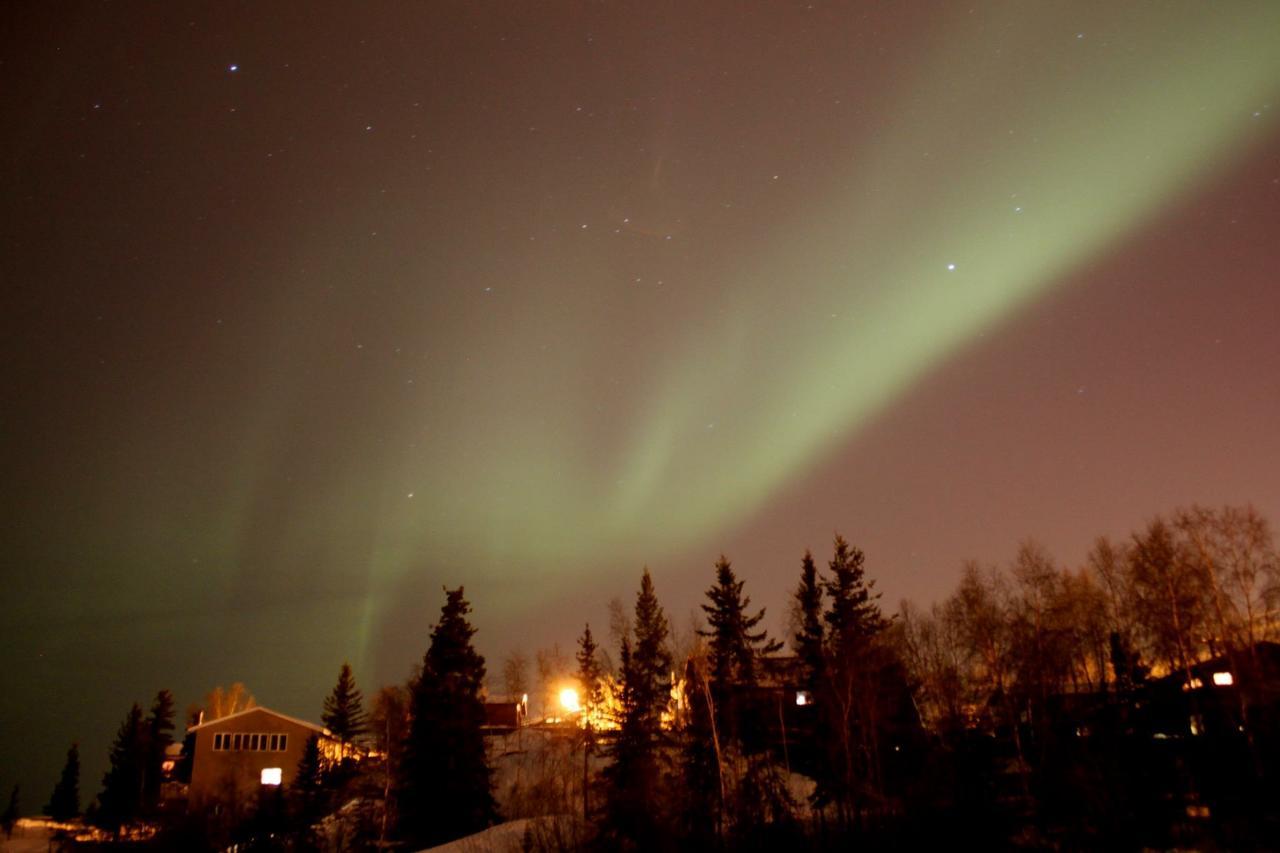 Mabuhay Lakeside Manor Bed and Breakfast Yellowknife Buitenkant foto