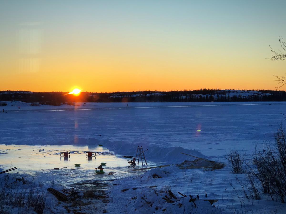 Mabuhay Lakeside Manor Bed and Breakfast Yellowknife Buitenkant foto