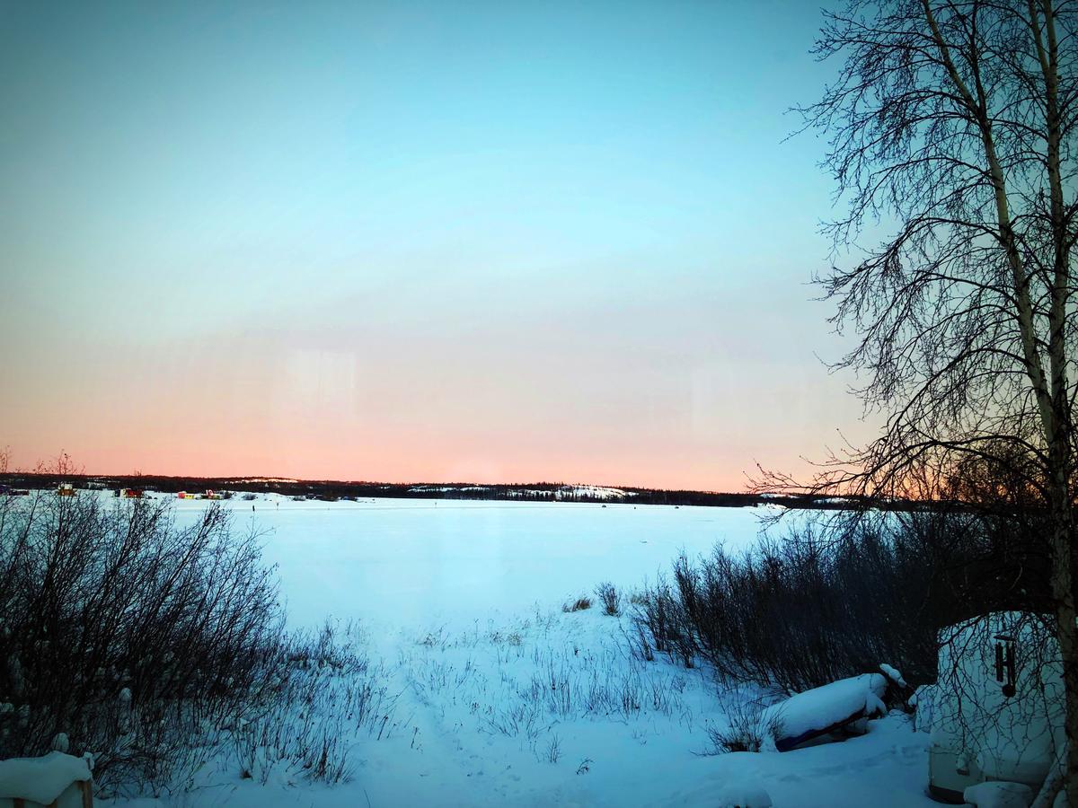 Mabuhay Lakeside Manor Bed and Breakfast Yellowknife Buitenkant foto