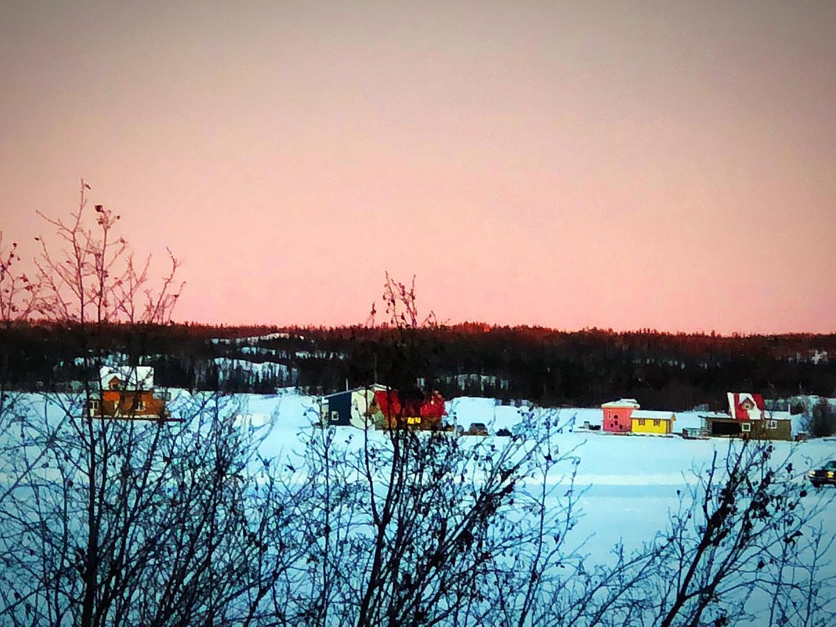 Mabuhay Lakeside Manor Bed and Breakfast Yellowknife Buitenkant foto