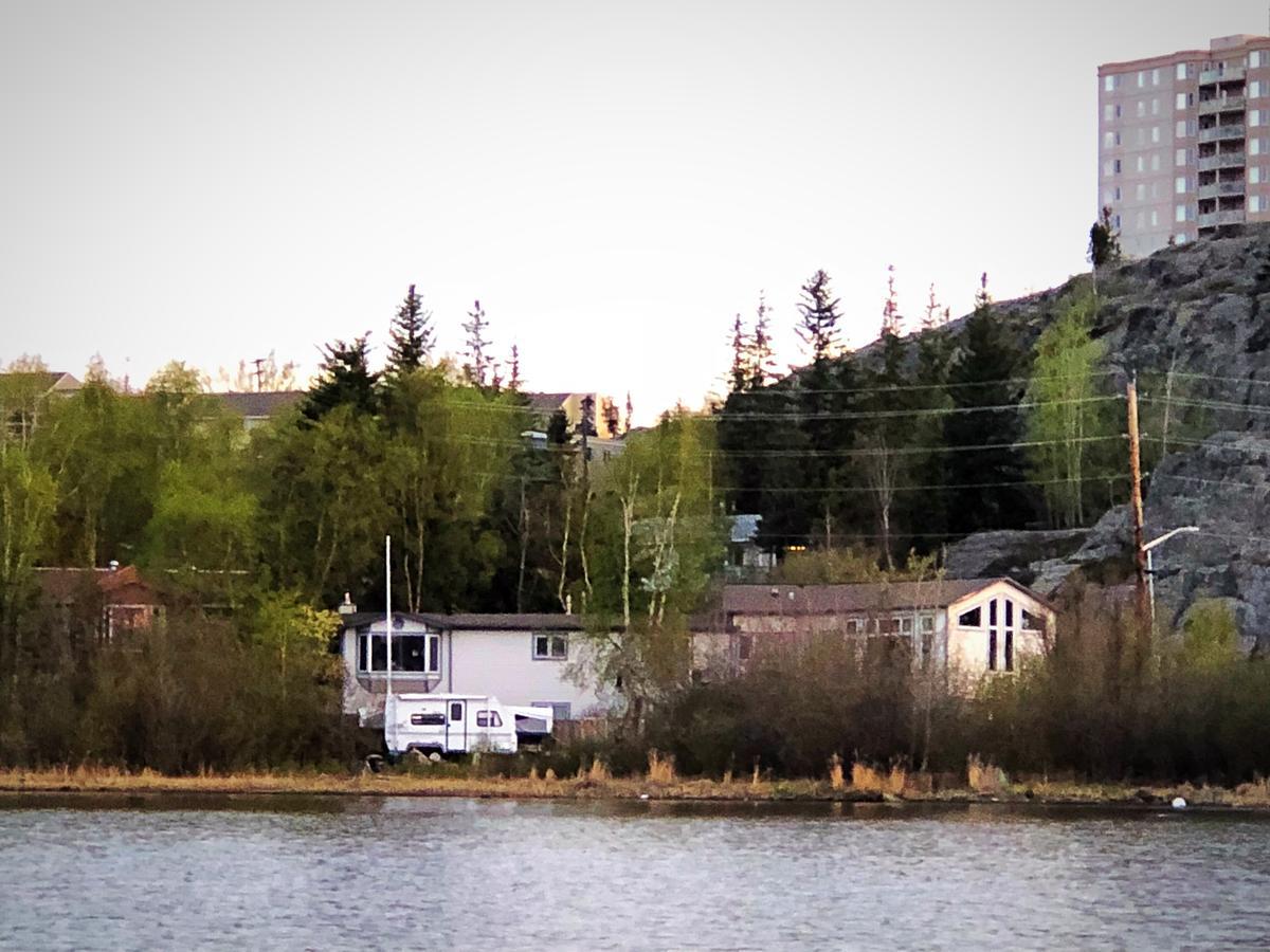Mabuhay Lakeside Manor Bed and Breakfast Yellowknife Buitenkant foto