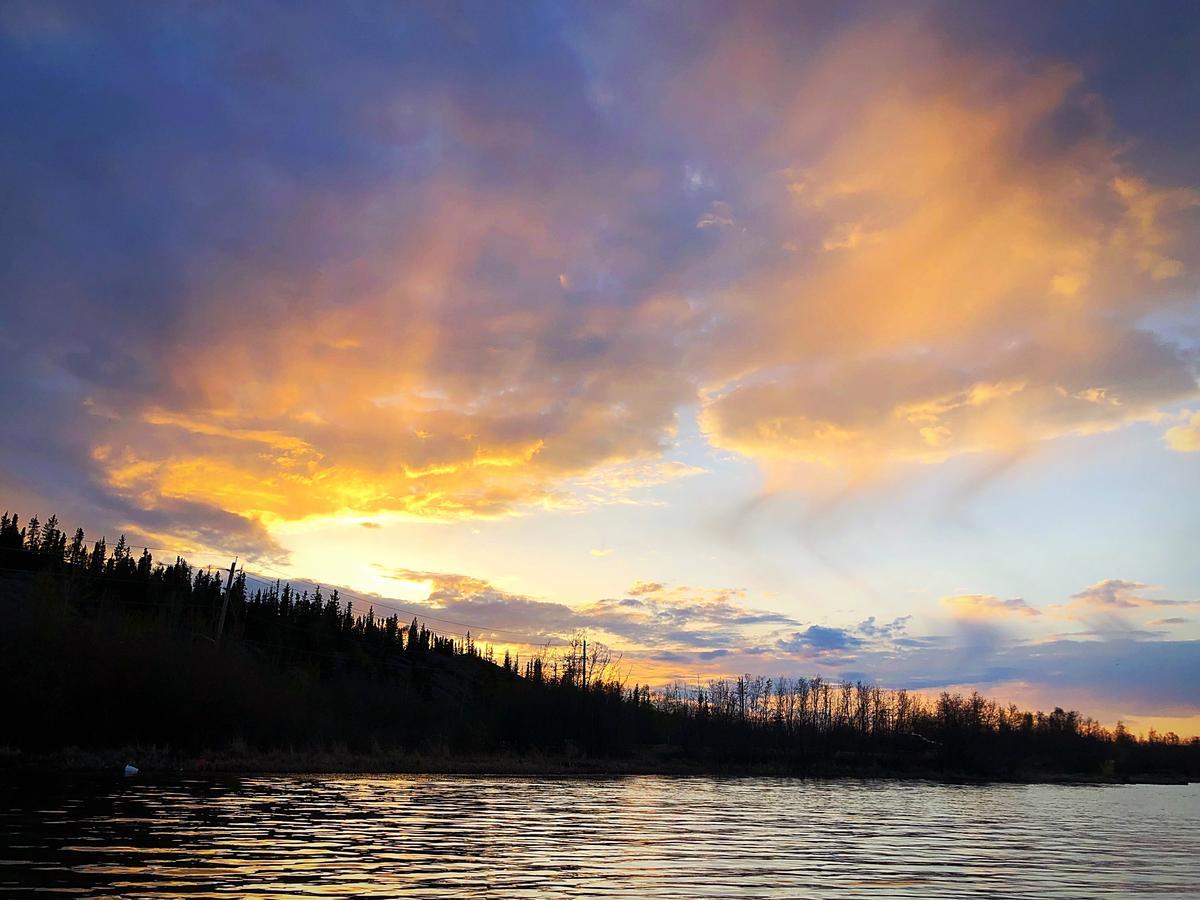 Mabuhay Lakeside Manor Bed and Breakfast Yellowknife Buitenkant foto