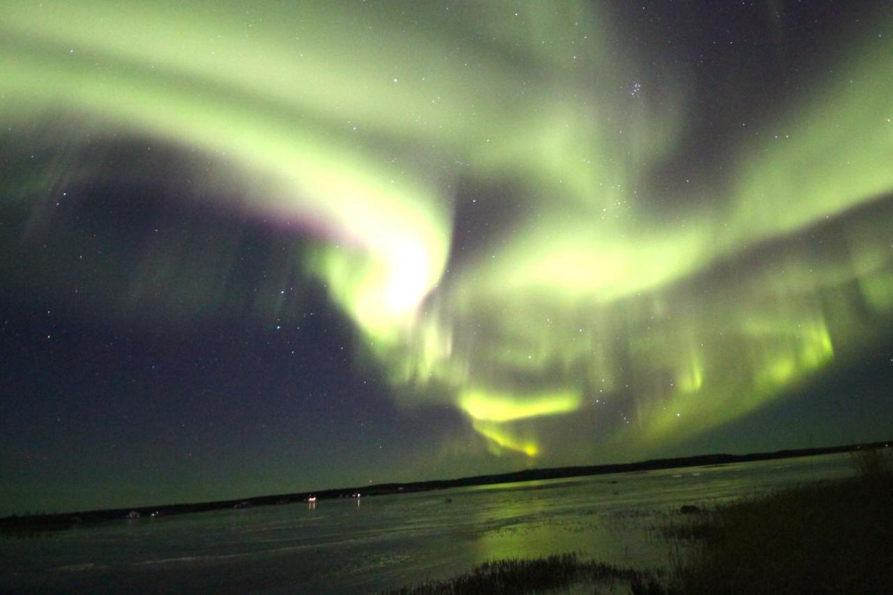 Mabuhay Lakeside Manor Bed and Breakfast Yellowknife Buitenkant foto