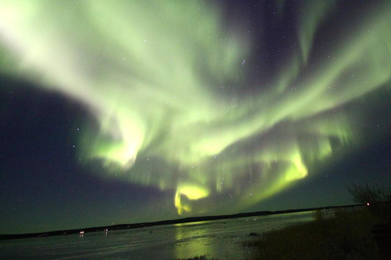 Mabuhay Lakeside Manor Bed and Breakfast Yellowknife Buitenkant foto
