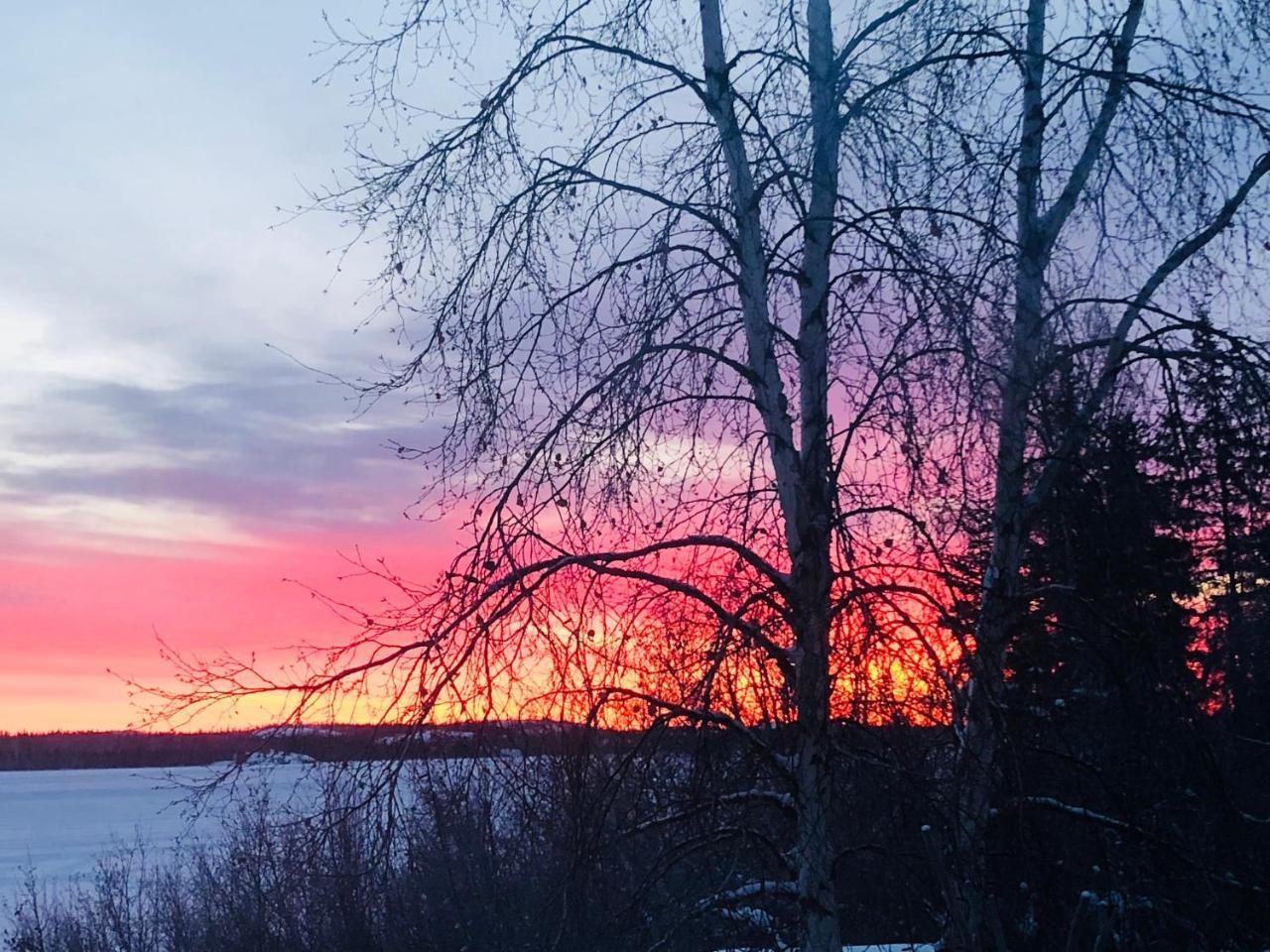 Mabuhay Lakeside Manor Bed and Breakfast Yellowknife Buitenkant foto
