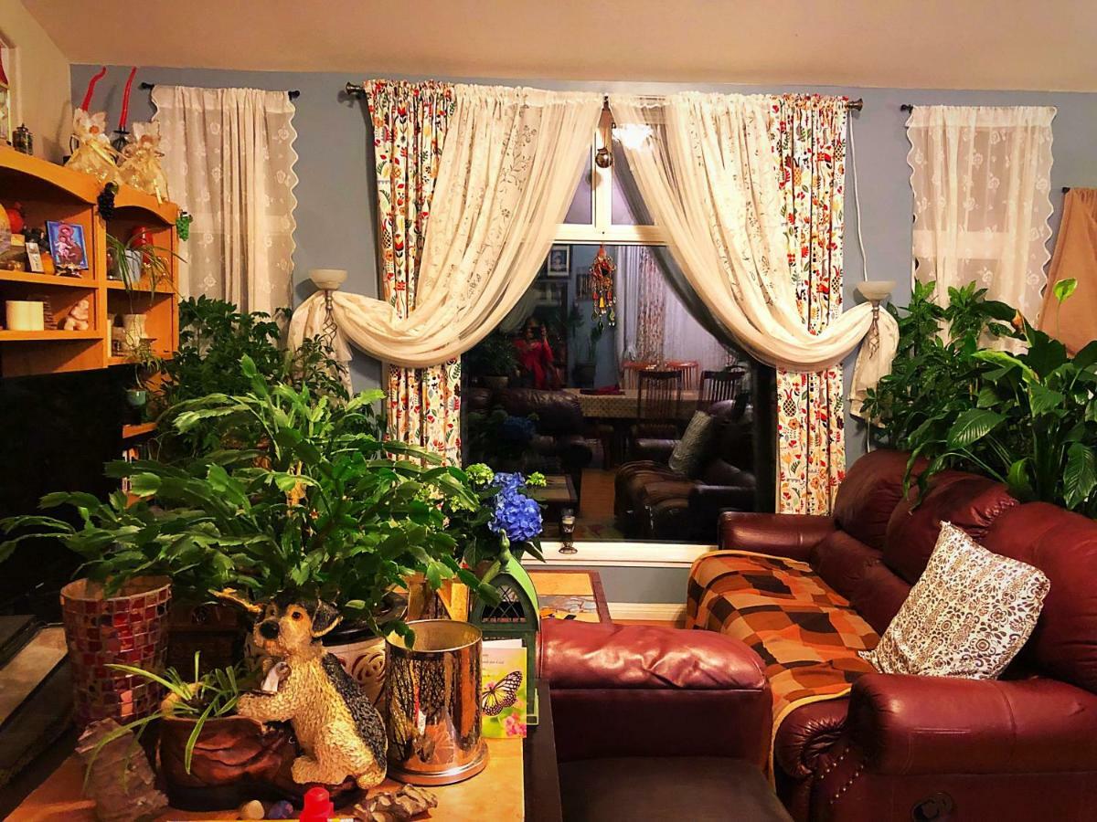 Mabuhay Lakeside Manor Bed and Breakfast Yellowknife Buitenkant foto