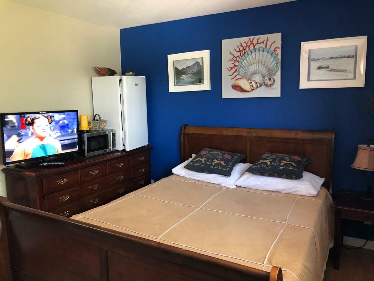Mabuhay Lakeside Manor Bed and Breakfast Yellowknife Buitenkant foto